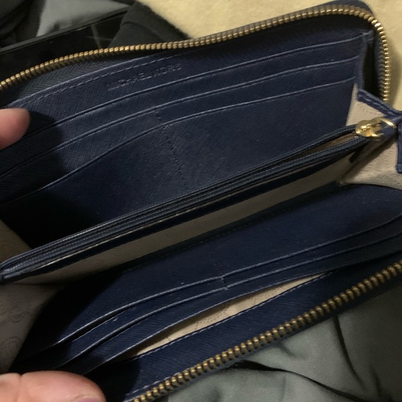 🌺Michael Kors Wallet- EUC- RETAIL $129🌺 - Picture 3 of 4